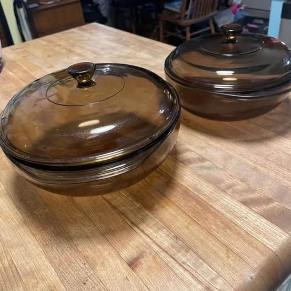 Vintage Pyrex aet of Amber Glass Casserole Dishes with Lids - Set of 2